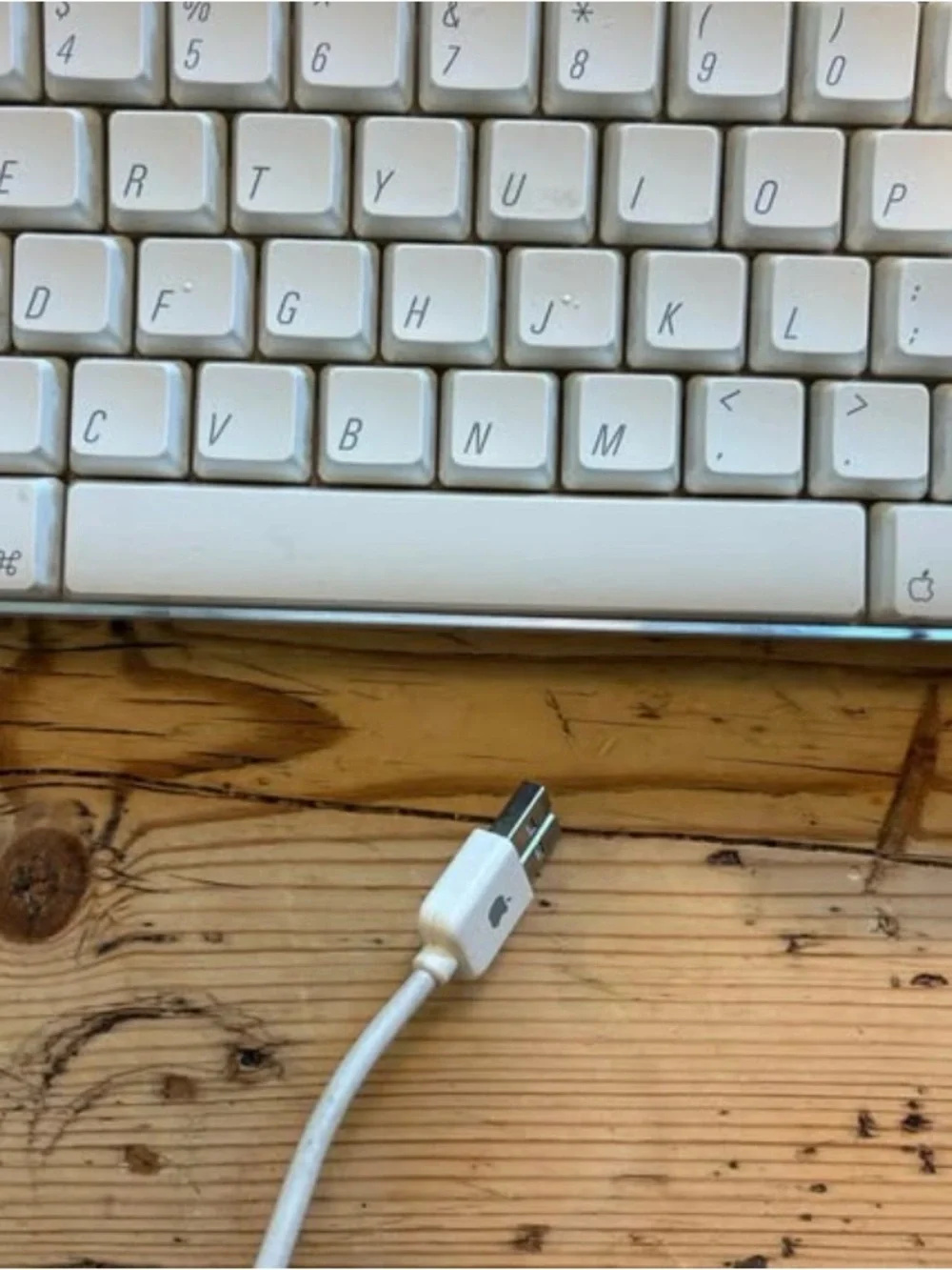 Vintage Apple A1048 wired usb chord keyboard